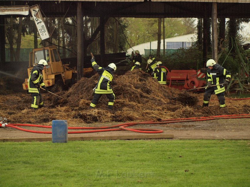 Feuer Lager für Strohballen Koeln Rath Luetzenkirchenerstr P481.JPG